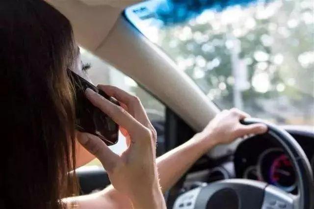 开车玩手机新闻视频开车玩手机怎么判定的