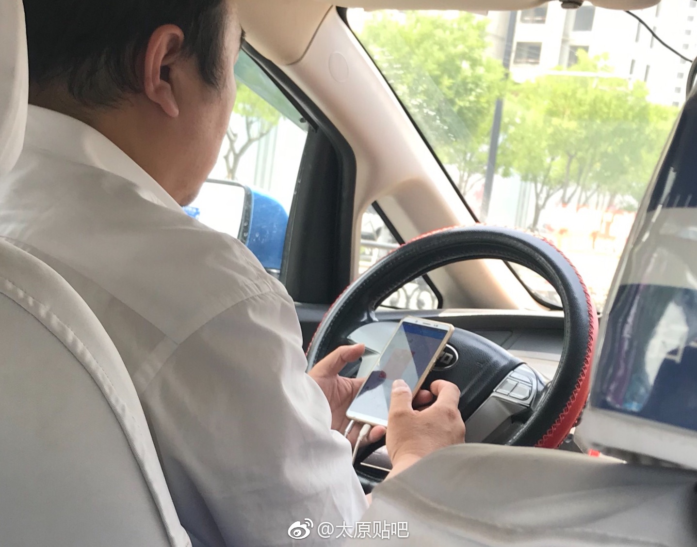 开车玩手机新闻视频开车玩手机怎么判定的-第2张图片-亚星国际官网